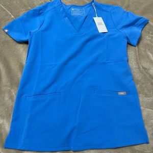FIGS WOMEN'S CASMA THREE POCKET SCRUB TOP royal blue